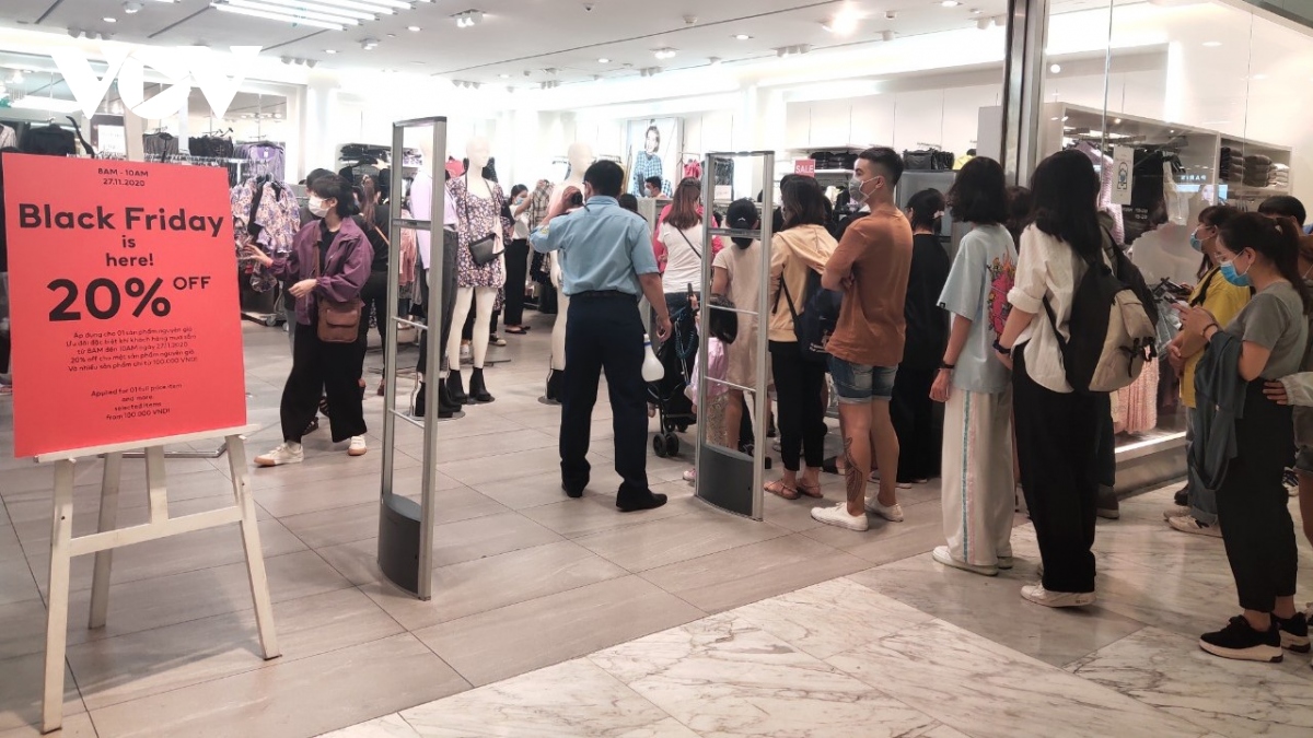 Xếp hàng dài "săn sale" dịp Black Friday